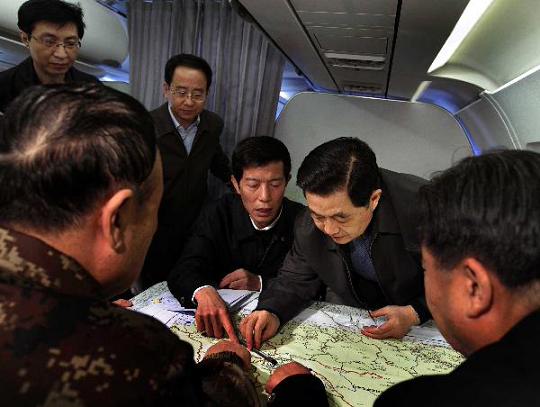 这是胡锦涛在飞机上察看玉树灾区地图（4月18日摄）。 新华社记者兰红光摄